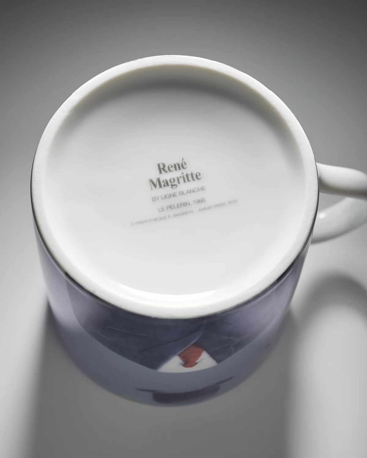 MAGRITTE PORCELAIN MUG LE PĂLERIN BLUE - Image 3